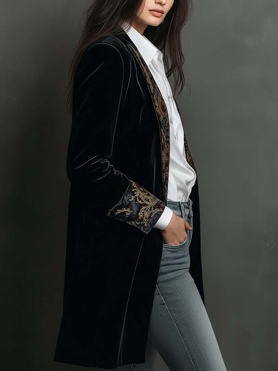 Leontina | Elegante blazer negro entallado con estampado barroco