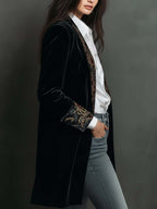 Leontina | Elegante blazer negro entallado con estampado barroco