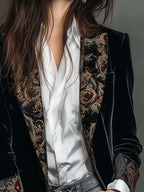 Leontina | Elegante blazer negro entallado con estampado barroco