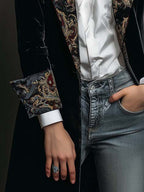Leontina | Elegante blazer negro entallado con estampado barroco