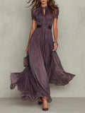 Vestido largo de gasa morada con escote en forma de ojo de cerradura