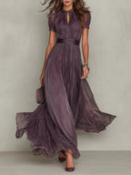 Vestido largo de gasa morada con escote en forma de ojo de cerradura