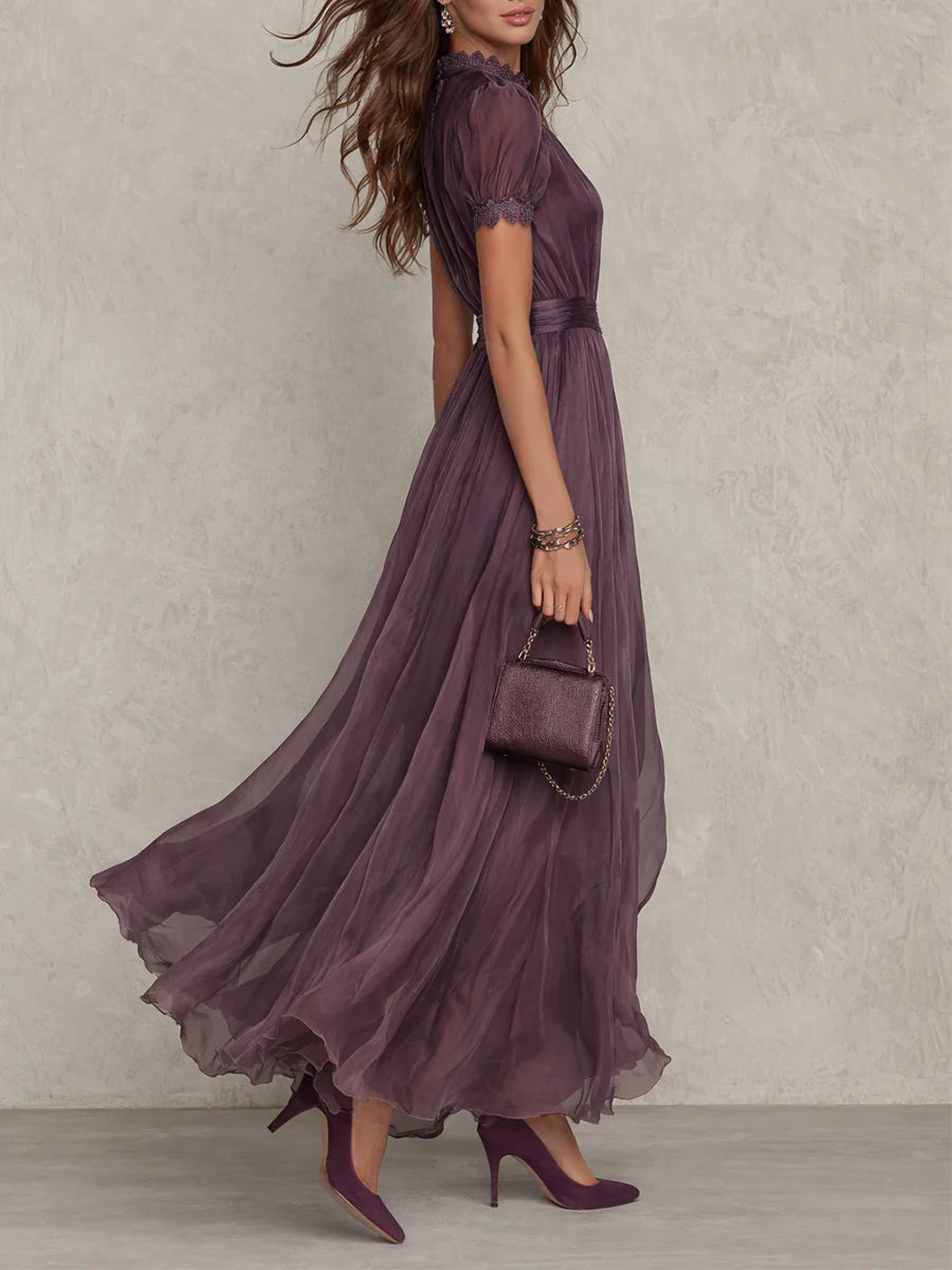 Vestido largo de gasa morada con escote en forma de ojo de cerradura