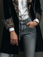 Leontina | Elegante blazer negro entallado con estampado barroco